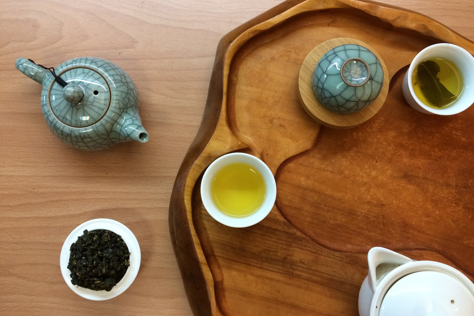 木盤上的茶壺、茶杯與白瓷碗中的茶葉