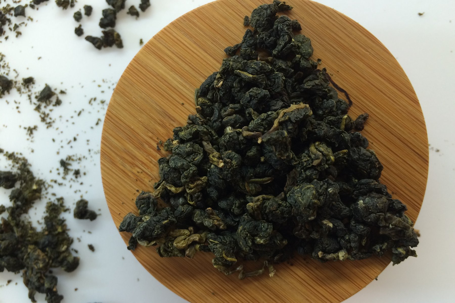 竹盤上的散茶與茶葉樣品